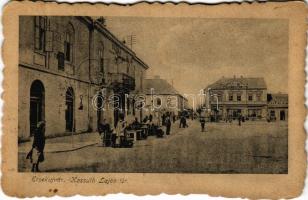 Érsekújvár, Nové Zámky; Kossuth Lajos tér, piac, Nemzeti szálloda, Pollák és Steiner Miksa üzlete / market on the square, shops