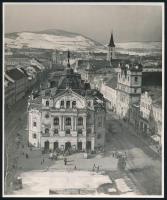 1938 Kassa látképe, előtérben a színházzal és magyar katonákkal, Vadas Ernő (1899-1962) fotóművész pecséttel jelzett, feliratozott fotója, szép állapotban, 21×17 cm