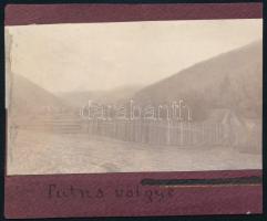 1912 Laposnya-telep Erdélyben, elől csendőrrel, fotó kartonra ragasztva, feliratozva, 6×8 cm