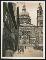 1930 A budapesti Szent István Bazilika renoválás közben, Blau Izsó üzlete, hátoldalon pecsételt fotó, 8,5×6,5 cm