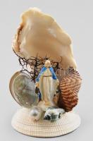 Kegytárgy, kagylókból kirakott, Mária figurával, XX. sz. vége/XXI. sz. eleje, m: 12 cm