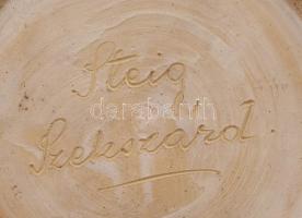 Steig István: Figurális dohánytartó. Mázas kerámia, "Suba alatt a dohány, meg ne lássa a finánc...