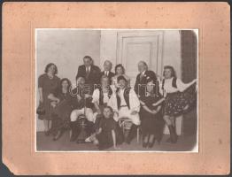 cca 1940 Kispest, családi/farsangi fotó Koós Báthory u műterem pecséttel jelzett fotó, kartonon 23x18 cm, 33x25 cm