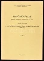 Szilágyi Gábor: Szilágyi Gábor: A fotóművészeti kiállítások szakrepertóriuma. (1890-1945.) Fotóművészet. Elméleti és történeti tanulmányok 2. Kézirat gyanánt. Bp., 1978., Magyar Fotóművészek Szövetsége. Kiadói papírkötés. Megjelent 700 példányban.