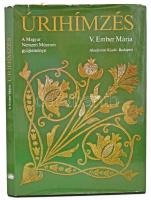 V. Ember Mária: Úrihímzés. Bp.,1981, Akadémiai Kiadó. Kiadói egészvászon-kötés, kiadói kissé szakadt papír védőborítóban, jó állapotban.