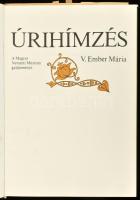 V. Ember Mária: Úrihímzés. Bp.,1981, Akadémiai Kiadó. Kiadói egészvászon-kötés, kiadói kissé szakadt...