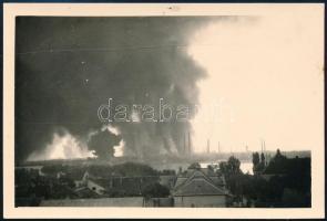 cca 1944 Budapest, Csepel, a Weiss Manfréd művek bombázása, fotó, 6,5×9,5 cm