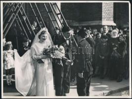 cca 1942 Kéményseprő ünnepélyes esküvője Budapesten, 2 db fotó, 17×23,5 cm