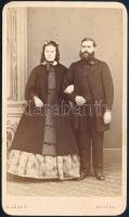 cca 1870 Előkelő házaspárt portréja, keményhátú fotó Löger Gusztáv nyitrai műterméből, 10,5×6,5 cm