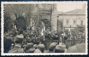 1941 Szabadka (Subotica), bevonulás, Horthy-katona beszédet mond, fotó a szabadkai Erős Fotosalonból, 8,5×13,5 cm