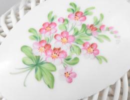 Herendi fonott tojás virág mintával. Kézzel festett, jelzett, minimális kopással 12x9 cm