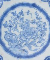 2 db kínai fali dísztányér XIX.sz.. Kézzel festett, jelzés nélkül, repedésekkel. 23 cm / Chinese por...