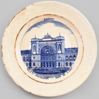 XIX. sz végi fajansz tányér Budapest, Keleti pályaudvar. Matricás, formaszámmal jelzett, gyártási mázhibákkal 18 cm