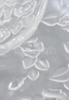 Virágos sütemény kínáló. Plasztikus mintával. Alsó részen belső repedéssel. d: 34 cm