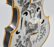 Hollóházi Porcelángyár, Szász Endre (Csíkszereda, 1926 - Mosdós, 2003): Hegedű. Hegedű alakú porcelá...