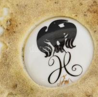 Hollóházi Porcelángyár, Szász Endre (Csíkszereda, 1926 - Mosdós, 2003): Hegedű. Hegedű alakú porcelá...