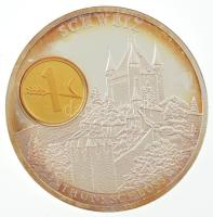 DN &quot;Európai pénznemek / Svájc - Thun kastély&quot; ezüstözött fém emlékérem, benne 1984. 1r aranyozva, kapszulában (50mm) T:PP patina ND &quot;European Currencies / Schweiz - Thun: Schloss&quot; silver plated metal commemorative medallion, with 1984. 1 Rappen gilt, in capsule (50mm) C:PP, patina