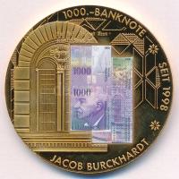 Svájc DN "1000.-banknote seit 1998" aranyozott fém emlékérem 1000Fr svájci bankjegy multicolor képével (50mm) T:PP Switzerland ND "1000.-banknote seit 1998" gilt metal commemorative medallion with the multicolor image of 1000 Francs banknote (50mm) C:PP