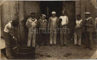 1917 K.u.K. Kriegsmarine Matrosen / Osztrák-magyar haditengerészet matrózai munka közben / WWI Austro-Hungarian Navy mariners. photo + "K.u.k. Arbeiterabteilungskommando auf S.M.S. CUSTOZA" Zensuriert (fl)