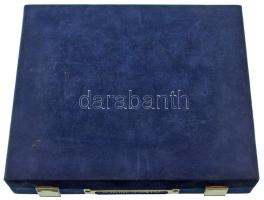 "Schöne Schweiz" kék bársonyborítású érmetartó kazetta 1db kivehető tálcával, összesen 24db férőhellyel (50x50mm), használt, szép állapotban