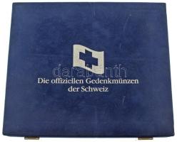 "Offizielle Gedenmünzen Schweiz" kék bársonyborítású érmetartó kazetta 1db kivehető tálcával, összesen 21db férőhellyel (36mm és 50x50mm), használt, szép állapotban