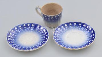 Antik csésze 2 db alátéttel, "Párisi Nagy Áruház Budapest" bélyegzővel, sérülésekkel.