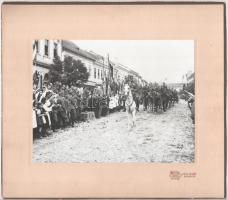 1940 Székelyudvarhely, magyar csapatok bevonulása a visszatérés alkalmából / Entry of the Hungarian troops to Odorheiu Secuesc. 24x20 cm Kartonon