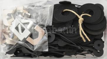 Óramutatók + egyéb alkatrészek, egy kisebb doboznyi