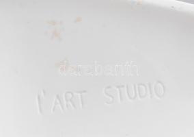 Világhy Árpád (1960). Levél alapformából kiinduló levélmintás váza. Jelzéssel, hibátlan, m: 27,5 cm