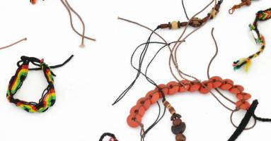 Afrikai és keleti jellegű karkötők, össz. 24 db