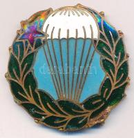 ~1950. "Ejtőernyős" zománcozott bronz sapkajelvény T:XF,VF zománchiba