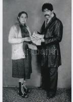 cca 1970 Csongrád, hazatérve az állatvásárból ,,Elkelt a Ráró, jöhet a gyerek", Hajdú János fényképész hagyatékából 1 db modern nagyítás, 21x15 cm