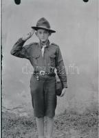 cca 1936 Csongrád, cserkész Hajdú János fényképész kamerája előtt, 1 db modern nagyítás a fényképész üveglemezes hagyatékából, 21x15 cm