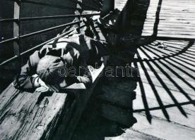 cca 1933 Kertész Andor (később André Kertész) (1894-1985) magyar - francia - amerikai fotóművész felvétele, a néhai FŐFOTÓ Váci utcai Fotógalériájának archívumából 1 db modern nagyítás, 15x21 cm