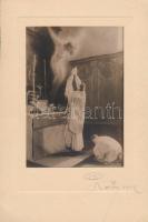 cca 1936 Rády László budapesti fényképész vallási témájú fotómontázsa ,,Imádság Krisztushoz", aláírva, pecséttel jelzett, ezüst zselatinos fotópapíron, vegyileg barnára színezve, 16x11 cm, karton 25x17 cm