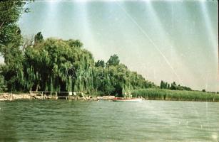 1956 Balatonkenese színes felvételeken, a képek elősorban családi emlékképek, de a korabeli környeze...