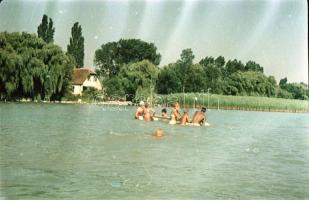1956 Balatonkenese színes felvételeken, a képek elősorban családi emlékképek, de a korabeli környeze...
