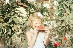 1956 Balatonkenese színes felvételeken, a képek elősorban családi emlékképek, de a korabeli környeze...