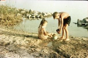 1956 Balatonkenese színes felvételeken, a képek elősorban családi emlékképek, de a korabeli környeze...