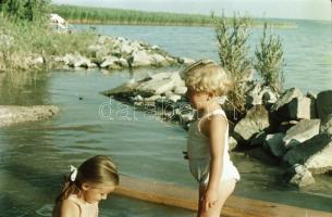1956 Balatonkenese színes felvételeken, a képek elősorban családi emlékképek, de a korabeli környeze...