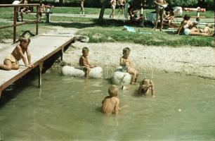 1956 Balatonkenese színes felvételeken, a képek elősorban családi emlékképek, de a korabeli környeze...