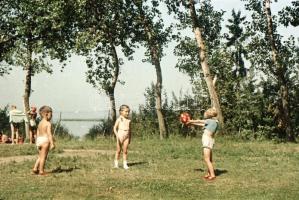 1956 Balatonkenese színes felvételeken, a képek elősorban családi emlékképek, de a korabeli környeze...