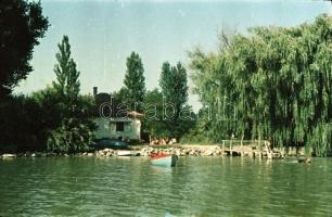 1956 Balatonkenese színes felvételeken, a képek elősorban családi emlékképek, de a korabeli környeze...