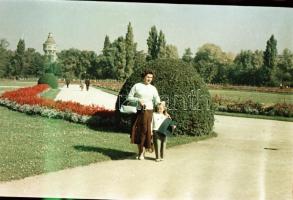 1956 Budapest, a Margitsziget színes felvételeken, a képek elősorban családi emlékképek, de a korabe...