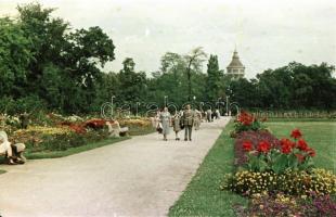 1956 Budapest, a Margitsziget színes felvételeken, a képek elősorban családi emlékképek, de a korabe...