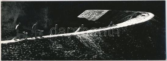 1972 Vincze János (1922-1999) kecskeméti fotóművész hagyatékából, feliratozott és pecséttel jelzett vintage fotóművészeti alkotás (Kubikusok), ezüst zselatinos fotópapíron, 8,6x24 cm