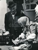 cca 1978 Vincze János (1922-1999) kecskeméti fotóművész hagyatékából, feliratozott vintage fotóművészeti alkotás (Piaci árus), ezüst zselatinos fotópapíron, 24x18 cm