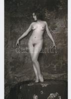 cca 1920 Elegancia egy szál semmiben, szolidan erotikus felvétel, 1 db modern nagyítás Botta Dénes (1921-2010) budapesti fotóművész aktfotó gyűjteményéből, 21x15 cm