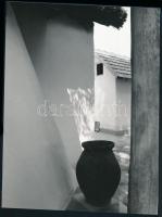 1975 Regős István Károly pécsi fotóművész alkotása, ezüst zselatinos fotópapíron; a kép a Népművelés...