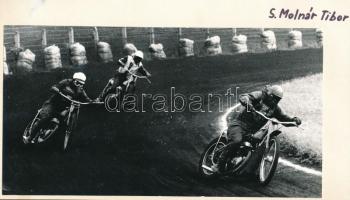 1975 S.Molnár Tibor fotóművész ,,Motorverseny" című alkotása, ezüst zselatinos fotópapíron; a kép a Népművelési Intézet által, Zalaegerszegen megrendezett központi fotós alkotótelep (eredeti fotókat tartalmazó) albumából származik, albumlapra felragasztva, 13x24 cm